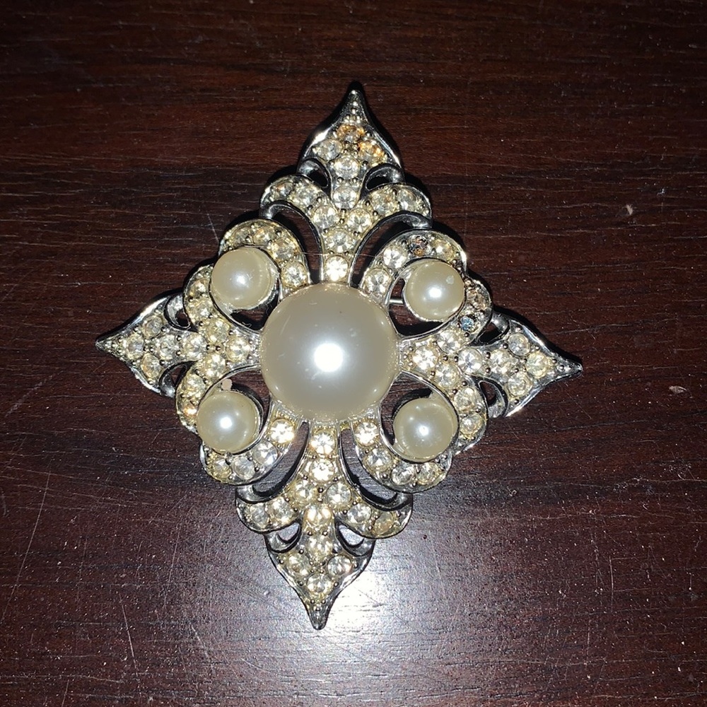 SARAH COVENTRY Vtg 1960 SILVER TONE BROOCH, PEARLS AND CRYSTALS, DIAMOND-SHAPE